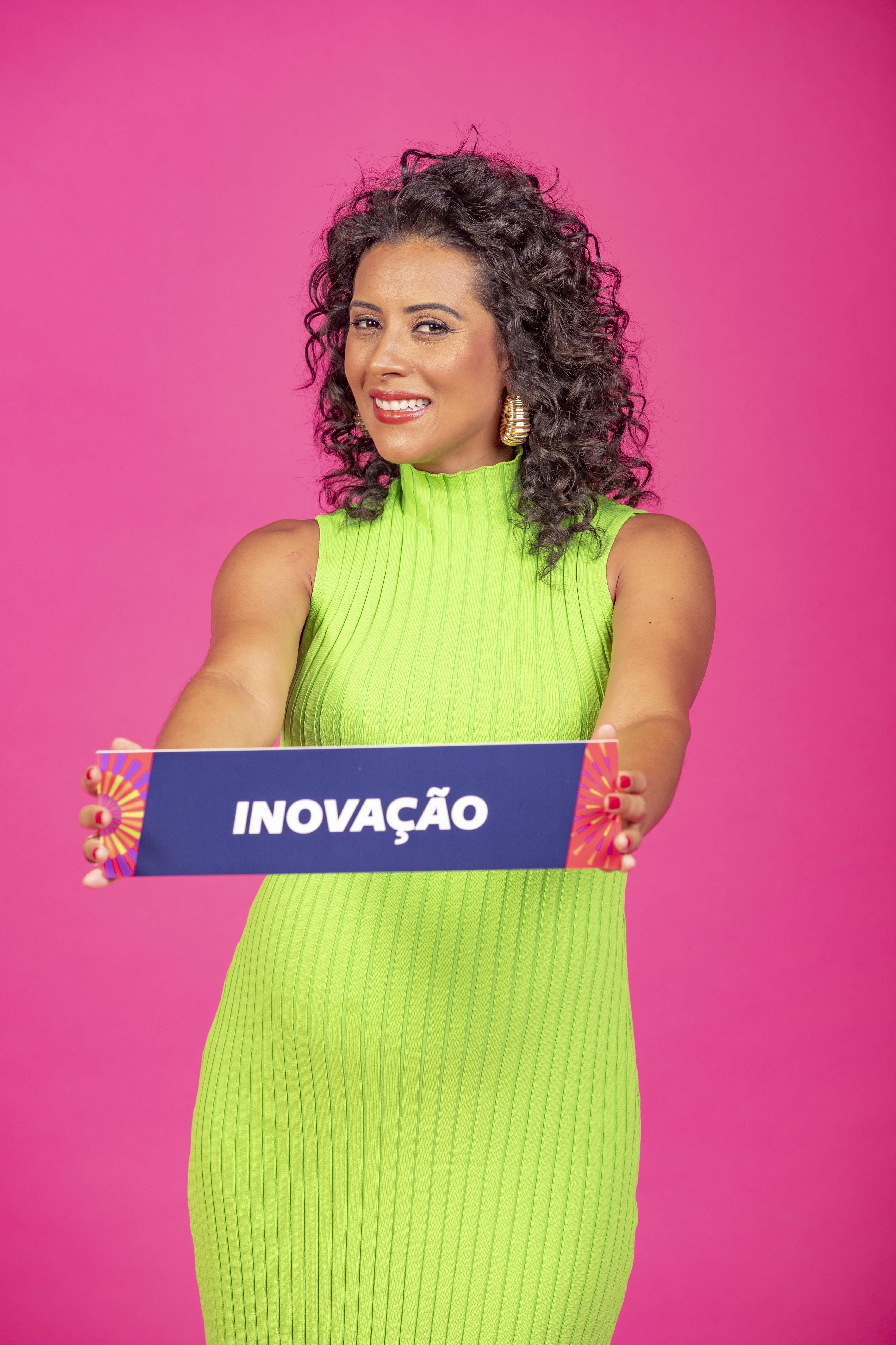 Representante do Educar Nestante segurando placa de Inovação no Festival LED