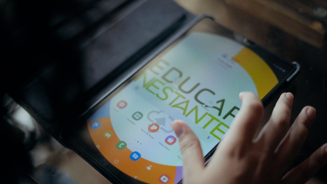 Tablet exibindo a plataforma Educar Nestante